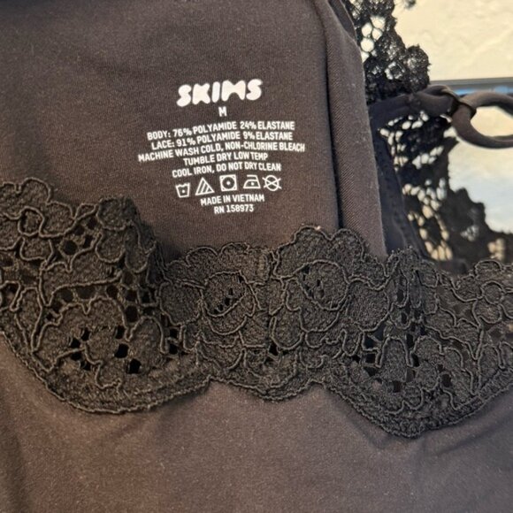 SKIMS Fits Everybody Lace Cami Bodysuit - Picture 5 of 5